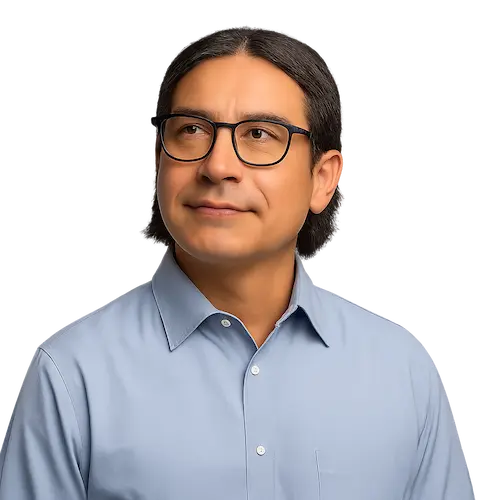 Hombre latino con anteojos y camisa celeste